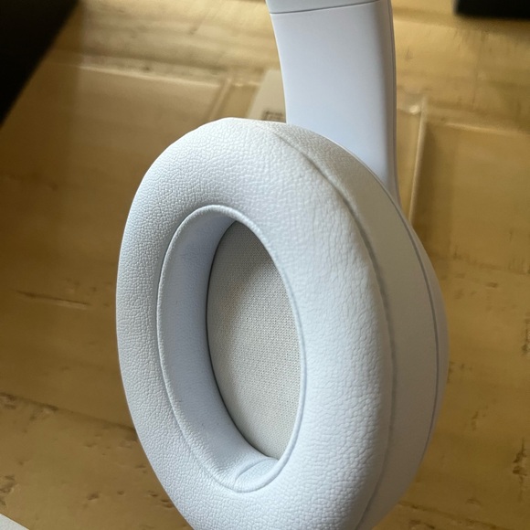 Beats Studio3 Wireless Noise Cancelling Over-Ear Headphones - Picture 6 of 10